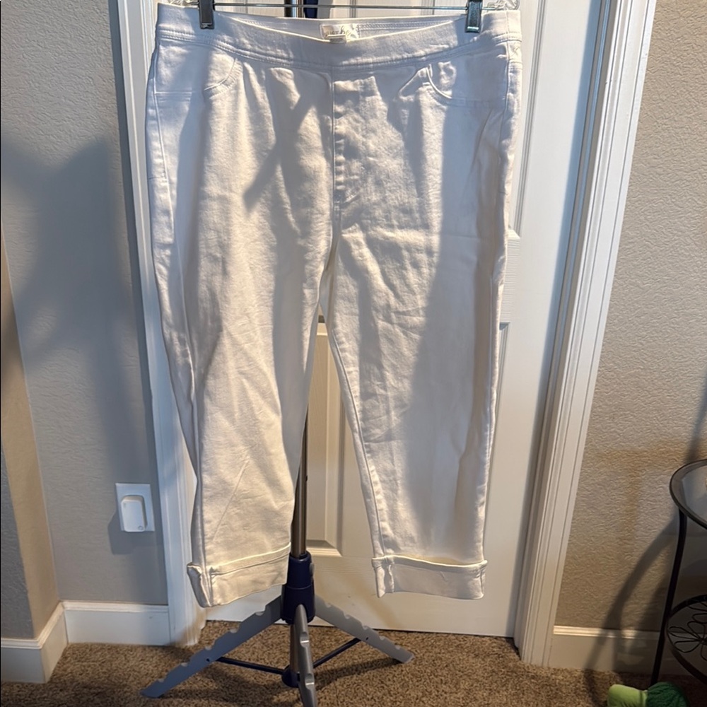 Just Be White pull on Cropped Pants. Size Large